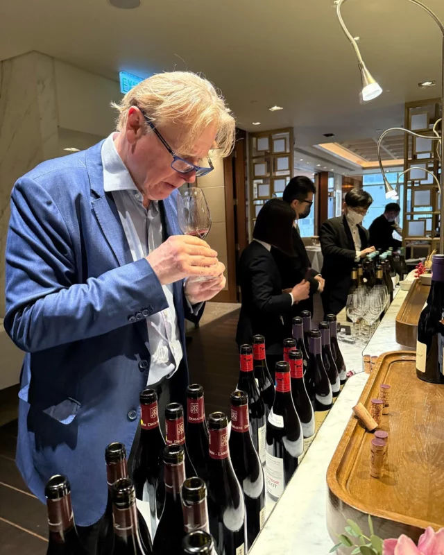 Thrilled to be in the time honoured Dynasty Club in Wanchai, talking through a series of grands crus from very smart growers: Chandon de Briailles, Philippe Charlopin, Domaine Drouhin Laroze, David Duband, Chateau de la Tour, Méo-Camuzet and Domaine de la Vougeraie.