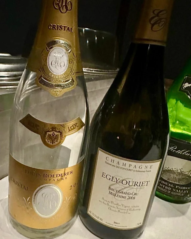 🇦🇺 A private dinner in Australia: 

1. A great start. Cristal 2008 looks very young, Egly Ouriet 2008 gorgeously expansive.
2. Grand old Australian whites. The star was the 1976 Rothbury Estate Hunter Valley Semillon. 
3. Two grands crus from Burgundy were challenged hard by a 2010 village Meursault from Arnaud Ente and Giaconda 2004.
4. The older Australian reds were very interesting. The faded elegant label on the left, Woodleys Coonawarra Cabernet 1954 was indeed faded as a wine but remained strikingly elegant. The Michael Hermitage from Wynns had succumbed to bacteria, the Mildara 1963, dubbed Peppermint Patty, was too mentholated for me, but I was most impressed by the seeming youth and immense concentration of the Lindeman’s Hunter River Burgundy (aka Shiraz) from 1965. 
5. And to end the meal, a most astonishing Old Liqueur Muscat of exemplary class and precision.

#finewine #burgundy #australianwine #cristal #EglyOuriet